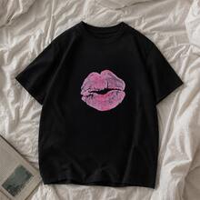 Camiseta negra con estampado de labios rosas, diseño gráfico minimalista y trendy, playera gráfica manga corta cuello redondo, estilo juvenil y outfit casual para mujer, uso diario - Negro - Ver 1