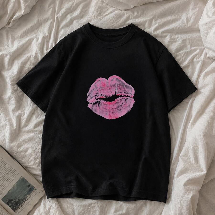 Camiseta negra con estampado de labios rosas, diseño gráfico minimalista y trendy, playera gráfica manga corta cuello redondo, estilo juvenil y outfit casual para mujer, uso diario - Negro - Ver 1