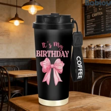 1/5 Stück 18oz Edelstahl Kaffee Becher, Es ist mein Geburtstag Rosa Schleife Muster Reisebecher, Multifunktions Klappstroh Deckel, Schwarzer Kaffee Schlüsselband, Ideales Geburtstagsgeschenk für Mädchen und Frauen, Geeignet für Party, Reise, Zuhause und Alltag - Bogen - Übersicht 2