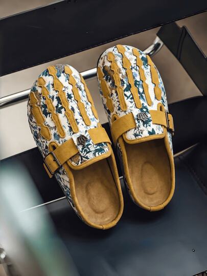 Zuecos estilo boho para hombre: zuecos sin cordones de tela estampada con hebilla metálica, plantilla suave, sandalias casuales y cómodas para primavera y verano.