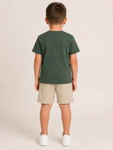 Conjunto Infantil Masculino Primavera Verão Divertido – Camiseta Verde com Estampa de Ursinho + Bermuda Bege | Look Casual para o Dia a Dia (2 a 14 Anos) - Verde e Bege - Visão 3