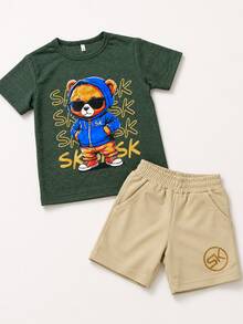 Conjunto Infantil Masculino Primavera Verão Divertido – Camiseta Verde com Estampa de Ursinho + Bermuda Bege | Look Casual para o Dia a Dia (2 a 14 Anos) - Verde e Bege - Visão 5