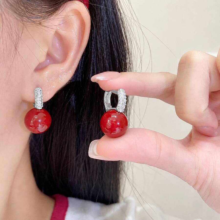 1對閃亮水鑽耳夾,附酒紅色樹脂球吊墜,合金材質搭配水鑽與樹脂 - 銀色耳扣 - 查看 1