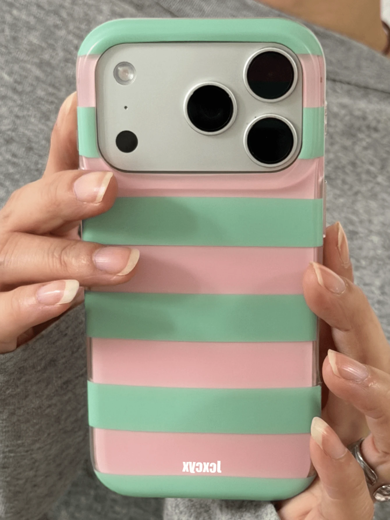 極簡可愛橫條紋亮面果凍防震手機殼,適用於 iPhone 17 Pro 17 16 Pro Max 16 Pro 16 15 Pro Max 15 Pro Max 15 Pro 15 14 Pro Max 14 Pro 14 13 Pro Max 13 Pro 13 12 Pro Max 12 Pro 12 11,時尚清新拼色保護殼 - 粉綠條紋 - 查看 1