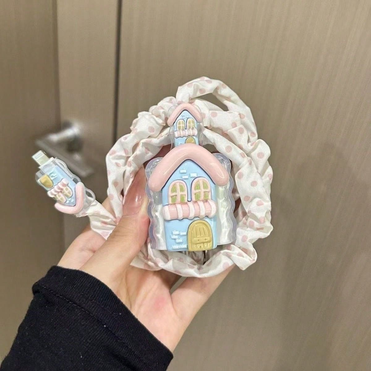 3D 卡通房屋/花朵充電器保護殼，相容 iPhone 11、12、13、14、15、16，18W-20W，可愛粉藍屋頂設計配白色門與屋頂，不含電池，趣味設計 | 充電器保護殼 - 彩色 - 查看 1