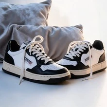 AU - Classic Grey And White Lace-Up Shoes Adorned With A Colorful Patchwork Design. Comfortable Skate Shoes, Designed For Couples, With A Contrasting Design In Bold Colors. - 貓熊 - 查看 2