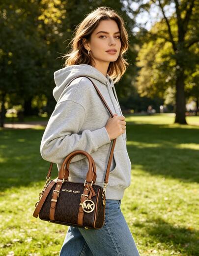 Michael Kors حقيبة يد صغيرة الحجم من Bedford Legacy بشعار العلامة التجارية، حقيبة كروس جلدية للنساء، حقيبة كتف أنيقة للتسوق والسفر والحفلات