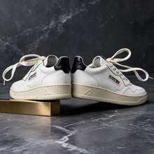 AU - Classic Grey And White Lace-Up Shoes Adorned With A Colorful Patchwork Design. Comfortable Skate Shoes, Designed For Couples, With A Contrasting Design In Bold Colors. - 黑尾 - 查看 2
