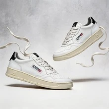 AU - Classic Grey And White Lace-Up Shoes Adorned With A Colorful Patchwork Design. Comfortable Skate Shoes, Designed For Couples, With A Contrasting Design In Bold Colors. - 黑尾 - 查看 3
