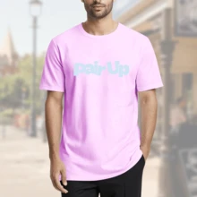 Playera para Hombre con Estampado Tipográfico "Pair Up" - Estilo Minimalista Urbano - Rosa - Ver 4