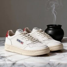 AU - Classic Grey And White Lace-Up Shoes Adorned With A Colorful Patchwork Design. Comfortable Skate Shoes, Designed For Couples, With A Contrasting Design In Bold Colors. - 紅尾 - 查看 2