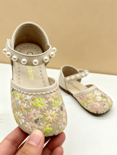 2026春夏女童網布彩色花卉刺繡露背瑪麗珍涼鞋，珍珠魔鬼氈扣帶，田園公主風，軟底防滑，包頭設計，花童派對禮服百搭鞋，3-12歲