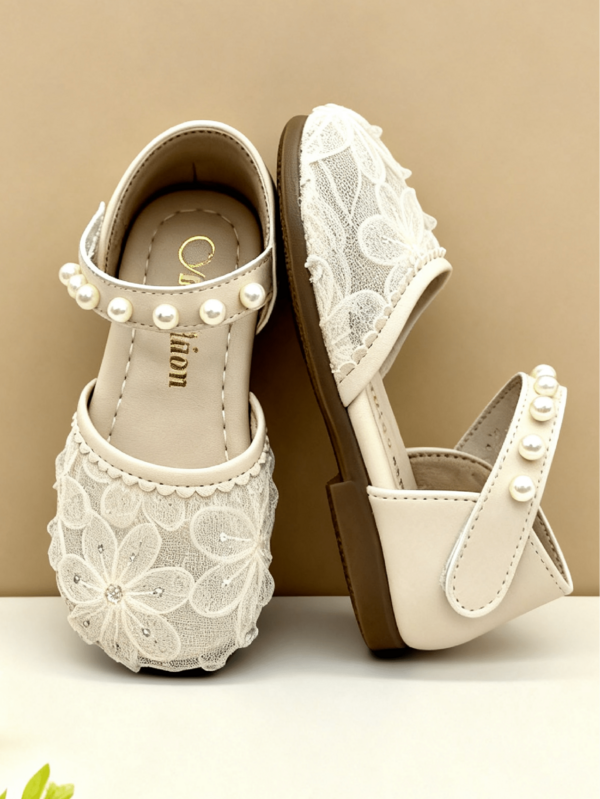 2026 Spring/Summer Girls' Beige Lace Floral Hollow Mary Jane Sandals With Pearl Hook And Loop Closure, Soft Sole Non-Slip Closed Toe Shoes, Princess Shoes For Wedding Flower Girl, Party, Formal Dress, Versatile For Ages 3-12