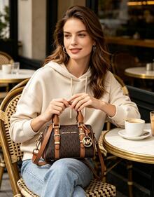 Michael Kors Bedford Legacy 女款極小 Logo 圓筒斜挎包，復古時尚手提肩背包，休閒購物旅行通勤包 - 黑棕 - 查看 5