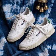 AU - Classic Grey And White Lace-Up Shoes Adorned With A Colorful Patchwork Design. Comfortable Skate Shoes, Designed For Couples, With A Contrasting Design In Bold Colors. - 綠尾 - 查看 2