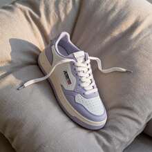 AU - Classic Grey And White Lace-Up Shoes Adorned With A Colorful Patchwork Design. Comfortable Skate Shoes, Designed For Couples, With A Contrasting Design In Bold Colors. - 紫色 - 查看 2