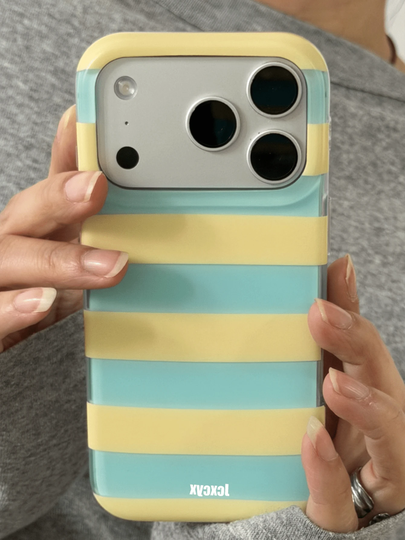 極簡可愛橫條紋亮面果凍防震手機殼,適用於 iPhone 17 Pro 17 16 Pro Max 16 Pro 16 15 Pro Max 15 Pro Max 15 Pro 15 14 Pro Max 14 Pro 14 13 Pro Max 13 Pro 13 12 Pro Max 12 Pro 12 11,時尚清新拼色保護殼 - 黃藍條紋 - 查看 1