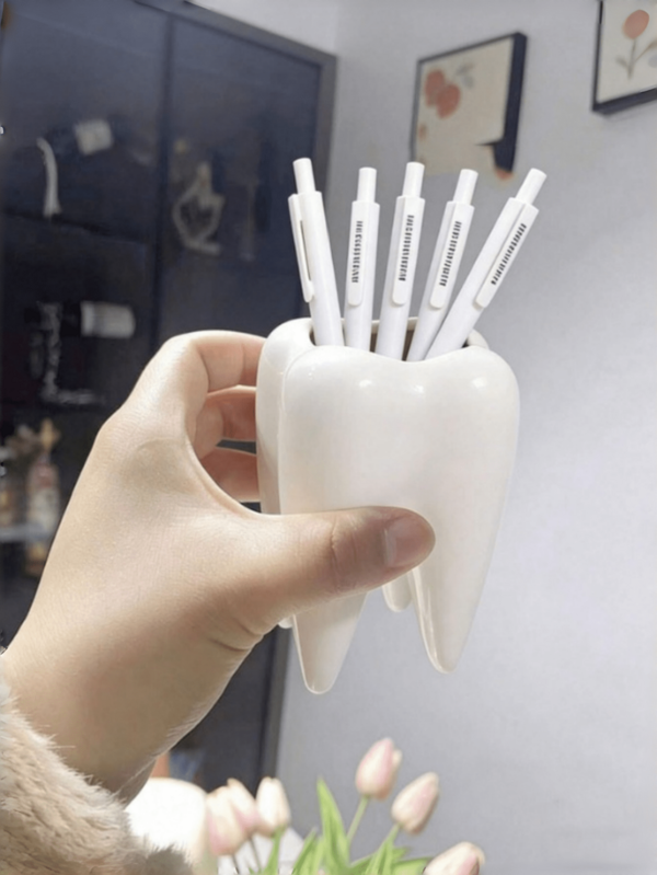 1pc Creative Tooth-Shaped Pen Holder, Unique White Tooth Design, Suitable For Dental, Dentist Small Gifts, Home Office Desktop Storage And Makeup Brush Creative Desktop Organizer, Also For Bathroom Toothbrush Storage School Supplies