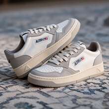 AU - Classic Grey And White Lace-Up Shoes Adorned With A Colorful Patchwork Design. Comfortable Skate Shoes, Designed For Couples, With A Contrasting Design In Bold Colors. - 灰色 - 查看 2