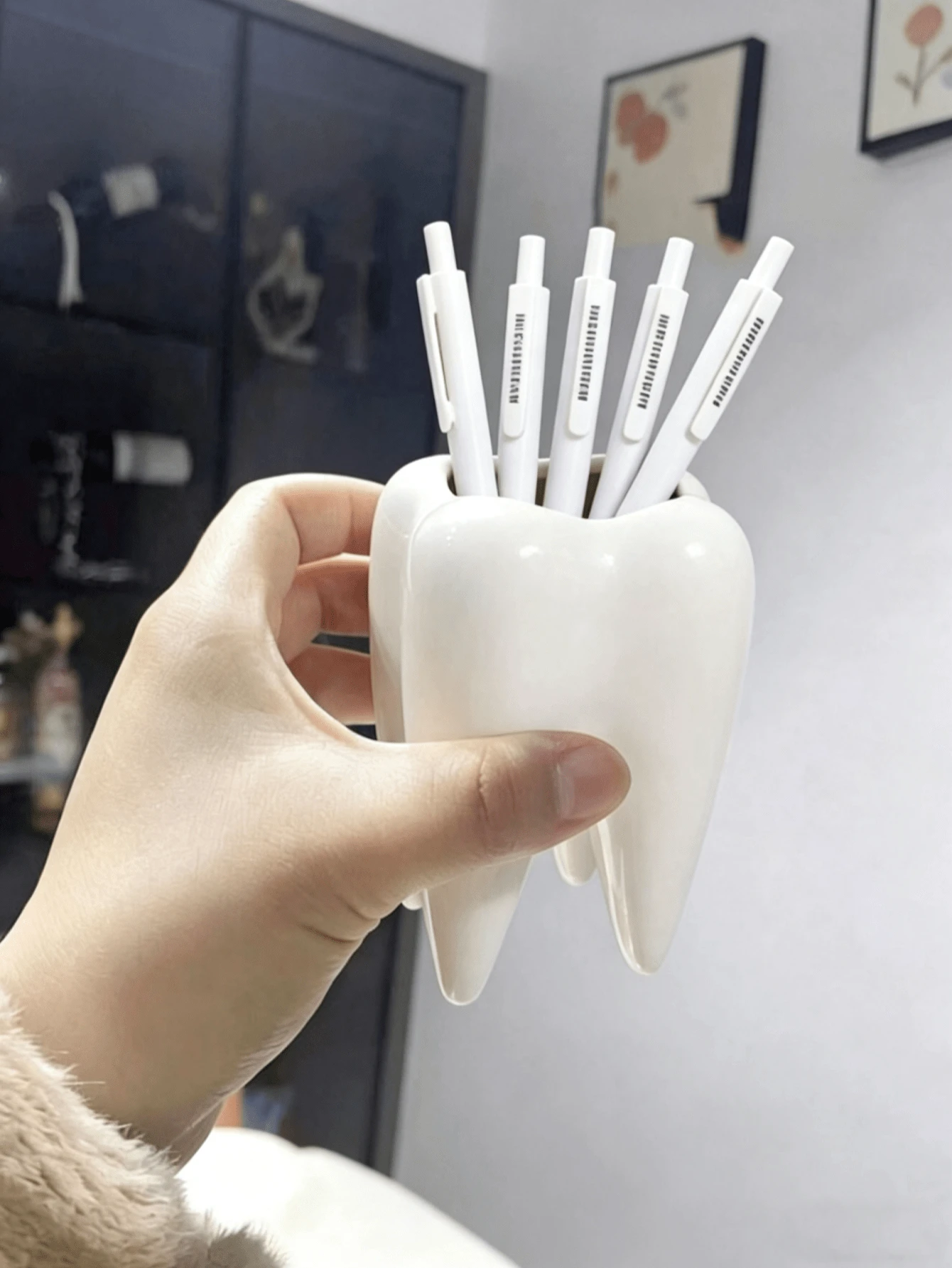 1 pieza Portabolígrafo con forma de diente creativo, diseño único con forma de diente blanco, adecuado para regalos pequeños de dentistas, almacenamiento de escritorio en la oficina en casa y caja de almacenamiento de escritorio creativa para brochas de maquillaje, también se puede usar para almacenamiento de cepillos de dientes en el baño y útiles escolares - Ver 1