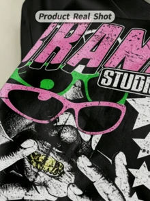 Camisa de manga corta de cuello redondo suave y casual de verano para hombres, con estampado gráfico de figura y letra retro, adecuada para uso diario. - Negro - Ver 2