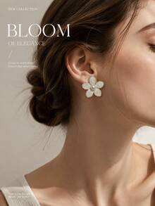 1 Pair Bohemian French Style Gentle Commute Luxury 316 Stainless Steel Gold-Plated Women's Earrings 2.5cm*2.5cm Pearlescent White Textured Five-Petal Flower Center Faux Pearl Stud Earrings For Women Workplace Spring Date Party Versatile Birthday Gift Back To School Season - Multicolor - View 2