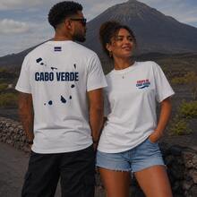 T-shirt casual da uomo per la squadra nazionale di calcio di Capo Verde, decorata con la classica stampa sul petto di "Equipa de Cabo Verde" nei colori rosso e blu navy. M - Bianco - Visualizzare 1