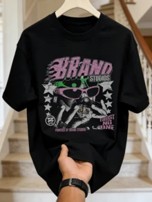 Camisa de manga corta de cuello redondo suave y casual de verano para hombres, con estampado gráfico de figura y letra retro, adecuada para uso diario. - Negro - Ver 4