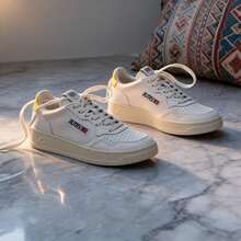 AU - Classic Grey And White Lace-Up Shoes Adorned With A Colorful Patchwork Design. Comfortable Skate Shoes, Designed For Couples, With A Contrasting Design In Bold Colors. - 黃尾 - 查看 3