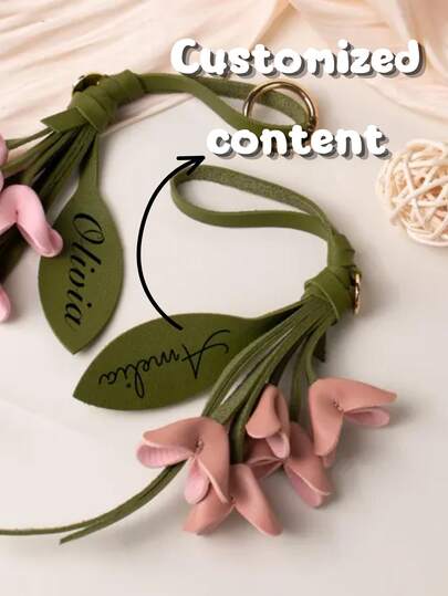 1pc Personalized Floral Leather Bag Charm, Customized Engraved Flower PU Leather Handbag Keychain Pendant, Decorative Key Ring Accessory, Vintage Wallet Charm, Suitable For Bridesmaids, Wedding Gifts, Unique Mother's Gift, Thoughtful Gift For Friends And Bridesmaids