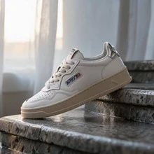 AU - Classic Grey And White Lace-Up Shoes Adorned With A Colorful Patchwork Design. Comfortable Skate Shoes, Designed For Couples, With A Contrasting Design In Bold Colors. - 金尾 - 查看 4