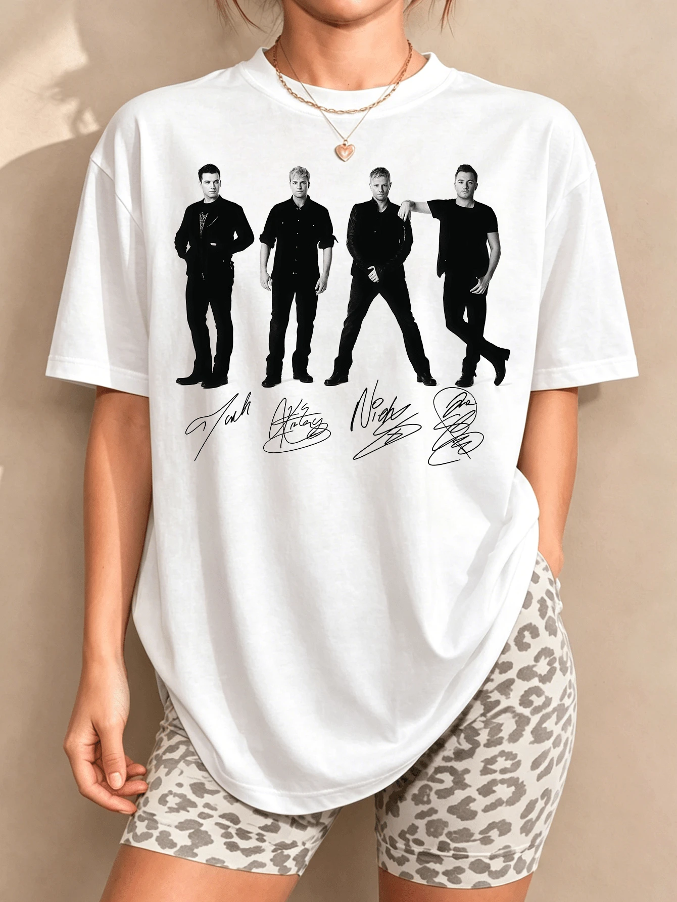 White Oversized Westlife Tee, Black And White Group Photo With Member Signatures, Casual Pop Style For Daily Wear And Concerts. - 白色 - 查看 1