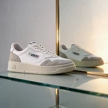 AU - Classic Grey And White Lace-Up Shoes Adorned With A Colorful Patchwork Design. Comfortable Skate Shoes, Designed For Couples, With A Contrasting Design In Bold Colors. - 灰白 - 查看 2