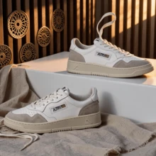 AU - Classic Grey And White Lace-Up Shoes Adorned With A Colorful Patchwork Design. Comfortable Skate Shoes, Designed For Couples, With A Contrasting Design In Bold Colors. - 灰白 - 查看 4