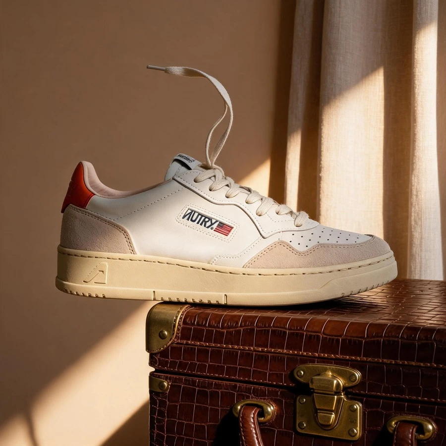 AU - Classic Grey And White Lace-Up Shoes Adorned With A Colorful Patchwork Design. Comfortable Skate Shoes, Designed For Couples, With A Contrasting Design In Bold Colors. - 灰白紅尾 - 查看 1