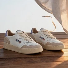 AU - Classic Grey And White Lace-Up Shoes Adorned With A Colorful Patchwork Design. Comfortable Skate Shoes, Designed For Couples, With A Contrasting Design In Bold Colors. - 灰白紫尾 - 查看 2