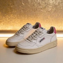 AU - Classic Grey And White Lace-Up Shoes Adorned With A Colorful Patchwork Design. Comfortable Skate Shoes, Designed For Couples, With A Contrasting Design In Bold Colors. - 玫紅尾 - 查看 2