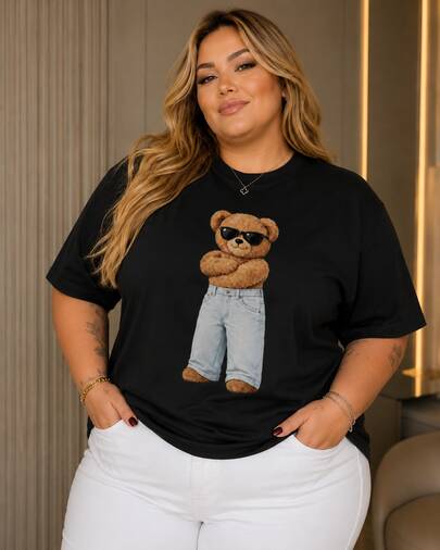 Blusa feminina plus size com estampa de ursinho de pelúcia, manga curta e gola redonda, em tecido de malha para uso casual.