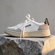 AU - Classic Grey And White Lace-Up Shoes Adorned With A Colorful Patchwork Design. Comfortable Skate Shoes, Designed For Couples, With A Contrasting Design In Bold Colors. - 灰白黑尾 - 查看 2