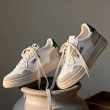 AU - Classic Grey And White Lace-Up Shoes Adorned With A Colorful Patchwork Design. Comfortable Skate Shoes, Designed For Couples, With A Contrasting Design In Bold Colors. - 灰白綠尾 - 查看 2