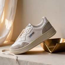 AU - Classic Grey And White Lace-Up Shoes Adorned With A Colorful Patchwork Design. Comfortable Skate Shoes, Designed For Couples, With A Contrasting Design In Bold Colors. - 灰白 - 查看 3
