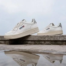 AU - Classic Grey And White Lace-Up Shoes Adorned With A Colorful Patchwork Design. Comfortable Skate Shoes, Designed For Couples, With A Contrasting Design In Bold Colors. - 金尾 - 查看 3