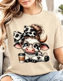 Soft Cotton Women's T-Shirt With A Fun Cow Print Featuring Glasses, A Bow, A Cow Bow, And A Coffee Cup. A Fun Design For Everyday Casual Wear, An Ideal Gift For Coffee Lovers, A Casual Blouse, And A Women's Top. - 杏色 - 查看 11