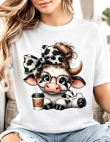 Soft Cotton Women's T-Shirt With A Fun Cow Print Featuring Glasses, A Bow, A Cow Bow, And A Coffee Cup. A Fun Design For Everyday Casual Wear, An Ideal Gift For Coffee Lovers, A Casual Blouse, And A Women's Top. - 白色 - 查看 8