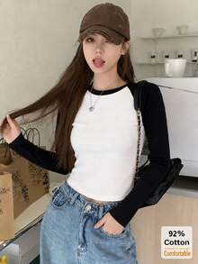 女款黑白對比色插肩袖圓領修身短版長袖T恤，92%棉舒適彈性百搭休閒秋冬內搭打底上衣 - 黑拼白 - 查看 2