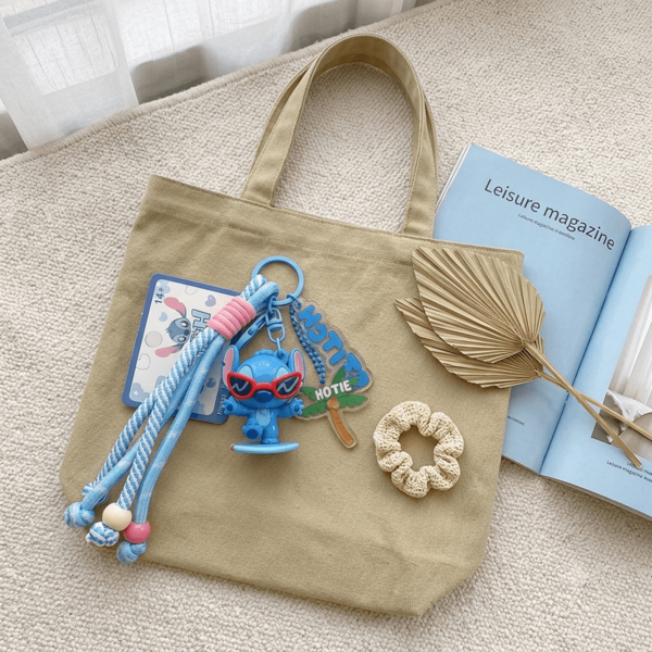Llavero estilo patineta de Stitch – Llavero de personaje lindo; excelente para sorpresas de vacaciones y accesorios de parejas; regalo ideal para fans de Stitch; adecuado para mochilas o bolsos; hecho de material PVC suave.