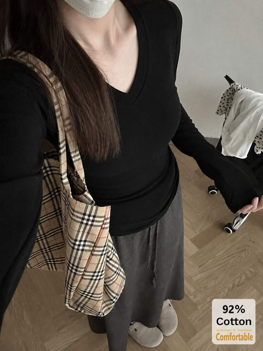 女款黑色V領長袖T恤,秋冬內搭打底上衣,修身顯瘦純色休閒款 - 黑色 - 查看 1