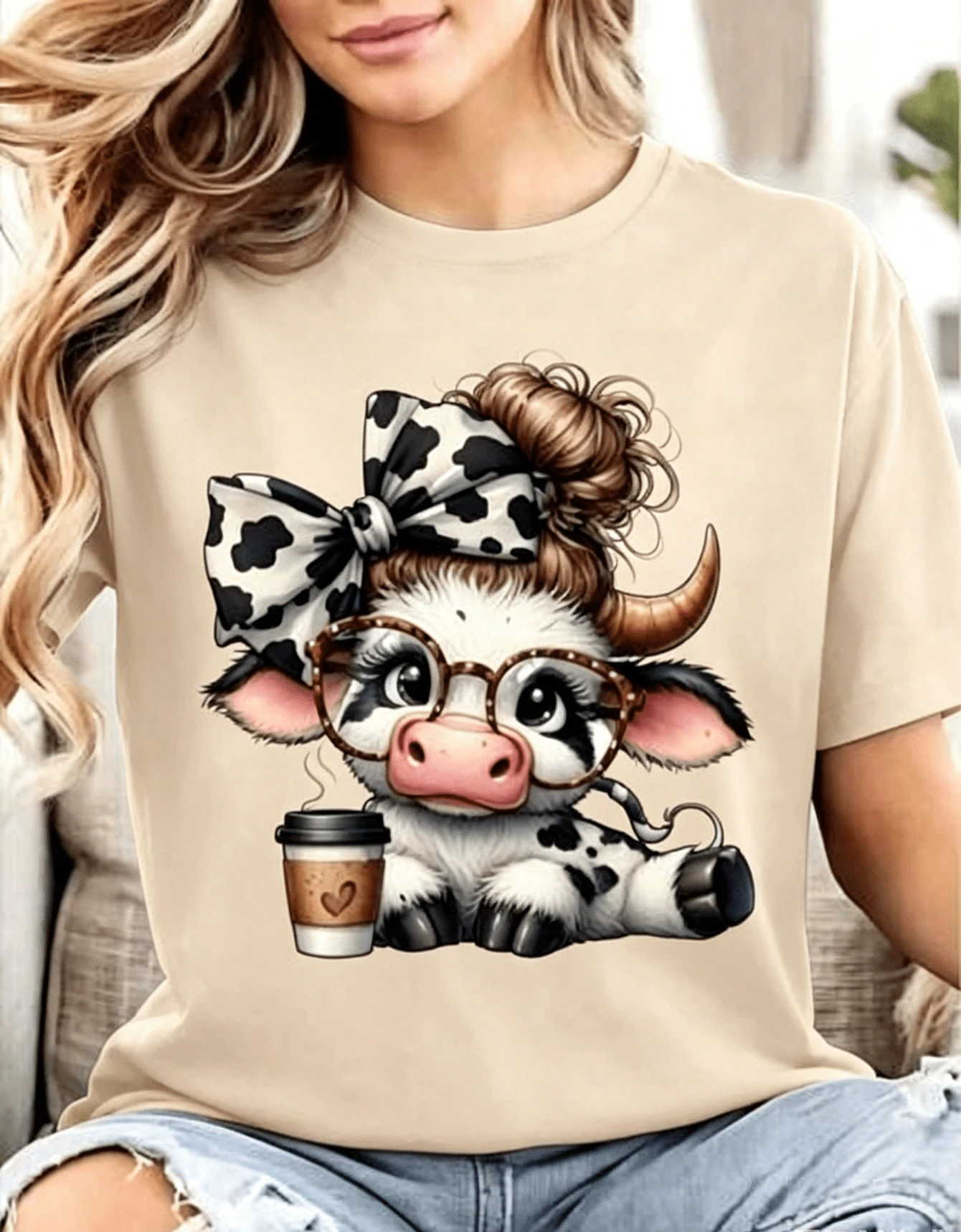 Soft Cotton Women's T-Shirt With A Fun Cow Print Featuring Glasses, A Bow, A Cow Bow, And A Coffee Cup. A Fun Design For Everyday Casual Wear, An Ideal Gift For Coffee Lovers, A Casual Blouse, And A Women's Top. - 杏色 - 查看 1