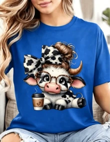 Women's Soft Blue Cotton T-Shirt With A Fun Cow Print Featuring Glasses, A Bow, A Cow Ribbon, And A Coffee Cup. A Fun Design For Everyday Casual Wear, An Ideal Gift For Coffee Lovers. - 藍色 - 查看 10