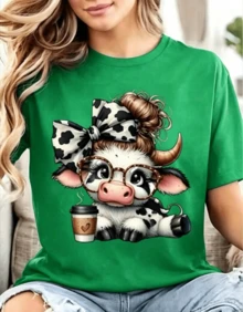Women's Soft Green Cotton T-Shirt With A Fun Cow Print Featuring Glasses, A Bow Tie, And A Coffee Cup. A Fun Design For Everyday Casual Wear, An Ideal Gift For Coffee Lovers. - 綠色 - 查看 7